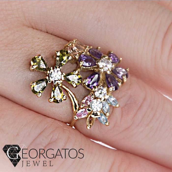Gold ring 14CT with a pattern of flowers