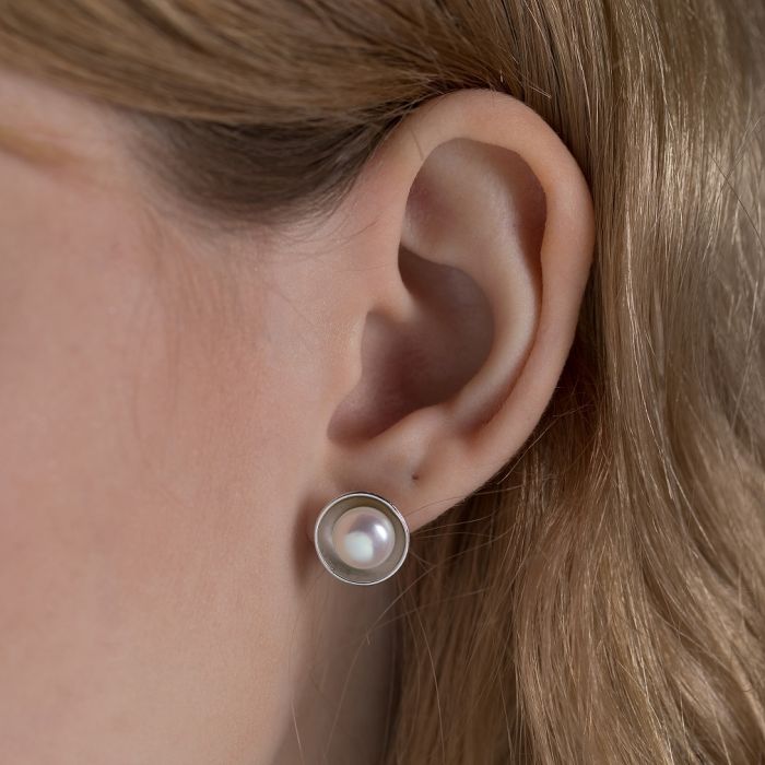 Women's stud earrings with pearl WS00617